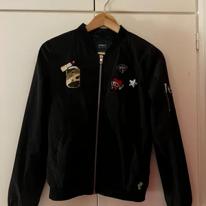 Tunn bomberjacka  - En svart, tunn bomberjacka med olika detaljer från Only! Passar perfekt för våren och sommar. Storlek S, pris 100kr + frakt ❤️