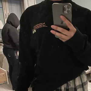 Svart tröja med tryck - Säljer denna snygga tröja ifrån Asos (collusion) då den inte kommer till användning längre. Snyggt tryck på ryggen och ett litet tryck fram på bröstet. (Köparen står för frakten!)