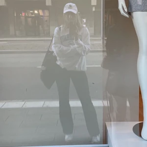 Kostymbyxor  - Svarta kostymbyxor från bikbok, modell Vilma pants.  Storlek 34, funkar även en liten 36. Använda en del men i bra skick! Något noppriga på rumpan men inget som stör 💗