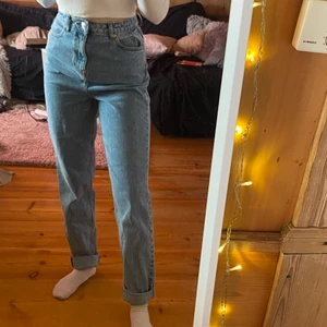 Momjeans - Fina jenas ifrån asos TALL jag är 170cm och dom är på tok för långa för mig vikt upp dom 20-30cm typ💕aldrig använda💕säljer pga rensning💕du står för frakten💕📦