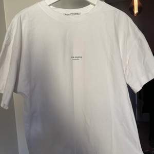 nästintill oanvänd T-shirt från Acne. Finns i Göteborg och kan skickas. Storlek small 