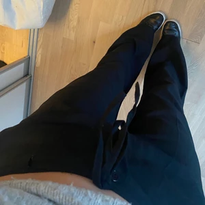 Lågmidjade kostymbyxor - Lågmidjade kostymbyxor med både knapp och dragkedja, storlek M💗 Har aldrig använt dessa pga att dom är lite för stora, jag är 175 och dom är extremt bra längd på mig. skriv för fler bilder💕