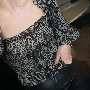 Blus - Super fin blus , går att ha armarna off shoulder