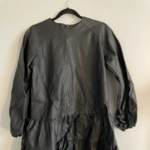 Svart kort skinnklänning - Har legat vikt därav skrynklig på bild, men jättefin i nyskick i storlek 34