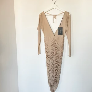 Bodycon dress - Maxi bodycon ruched klänning från prettylittlething. Aldrig använd, etiketten är fortfarande på.   Väldigt festligt och klassisk, v ringad på fram & baksidan. Den är sheer på armarna men kroppen har en underklänning så inget syns igenom.   Bilderna visar inte hur snygg den är när man har på sig den därmed sista bild endast för ungefärlig referens.