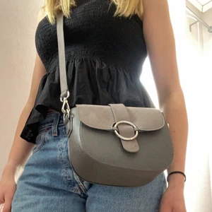 Väska - Axelremsväska från H&M i mocka/skinn imitation❣️