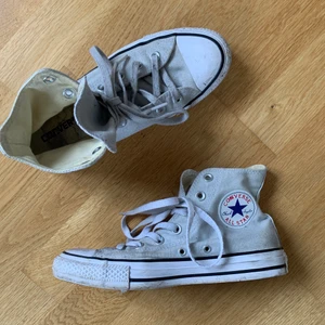Converse - Så snygga ljusgråa converse, perfekt nu till våren och sommarn!🥰 Storlek 39 men passar även 38