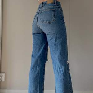 Snygga blå jeans med hål på, näst intill oanvända! De är i storlek S och passar mig som vanligtvis har S och 38 i jeans och är 175 cm. Säljer vid bra bud därför står det 0 kr i anonsen, köparen står för frakten🤍 