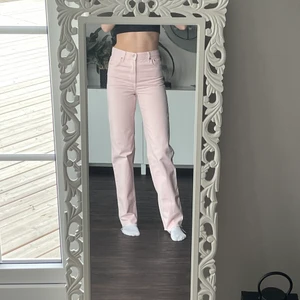 Ljusrosa zara jeans  - Säljer dessa ljusrosa zara jeans som är i nyskick. Byxorna är använda ett fåtal gånger. Byxorna är högmidjade och passar mig i längden som är 172 cm. Färgen på jeansen är lite mer rosa än vad det framkommer på bilderna. 