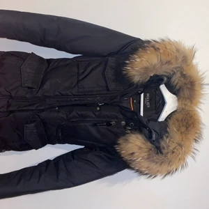 Hollies jacka  - Hollies jacka, storlek 34. Lite smink uppe vid kragen annat i fint skick! Köpt för 4000kr på rea                                                      Priset kan diskuteras 