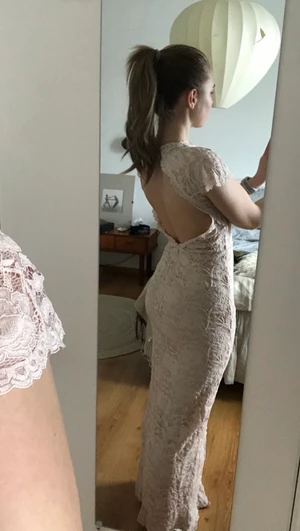 Balklänning öppen rygg spets - Superfin balklänning i storlek 34. Endast använd en gång och är i jättebra skick men dock är ett spänne sönder (lätt att sy) säljer därför billigt till endast 500kr (pris kan diskuteras). Köpare står för frakt 🥰