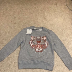 Kenzo tröjan - Helt oanvänd säljer pga att den är för liten för mig. Prislappen är på sicket är perfekt