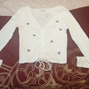 V- ringad magtröja från Cubus  - Köpte denna snygga tröjan för ca 1 år sedan men när jag väl köpte den så märkte jag inte att det är en magtröja och jag tycker inte om magtröjor haha. Pga detta så har jag använt tröjan 3-4 gånger. Tröjan säljs inte på Cubus hemsida längre🥴 Det går att göra tröjan kortare/längre genom att dra ner/upp knuten på nedre delen av tröjan💕