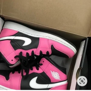 Jordans - Väll använda och synbart slitna men ändå i bra kondition. Vill bli av med dem snabbt så kan tänka mig att släppa dem för ett lägre pris. 