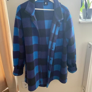 Sweet sktbs jacka - En fleecejacka från sweet sktbs. Hel och ren, sparsamt använd! Nypris 600kr.