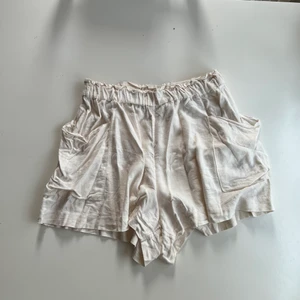 Linne shortS - Söta beiga shorts från hm. Linneblandning, resår i midjan, fickor. Använda Max två gånger.