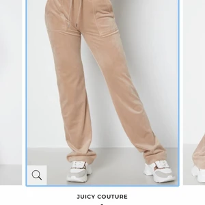 Juicy couture byxor  - Hej! Jag säljer ett par PERFEKTA juicy byxor , det är väldigt sköna och snygga i färgen, säljer pågrund av att jag vill byta färg då jag har tröttnat. Bilderna är lånade men skriv till mig för egna bilder ❤️ ni får bjuda i kommentarerna! 🙌🏽 + dessa byxor är inte övertvärade så det är super Lena fortfarande då jag har märkt att vissa juicy blir lite mindre mjuka efter ett tag. ❤️Jag står inte för frakten❤️
