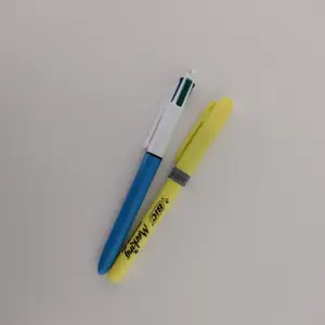 En Bic överstrykningspenna och en kulspetspenna med fyra olika färger. Oanvända. 