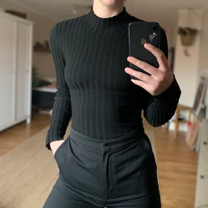 Svart turtleneck - Svart, ribbad turtleneck från H&M. Köparen står för frakt :) hör av dig för mer info/bilder😊