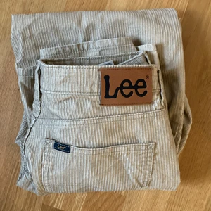Lee Manchester byxor - Ett par beiga Manchester byxor ifrån Lee 🥰. I storlek W27 och L33. Inte jättemycket använda, säljer dem då de är förstora och inte används. 💕 orginal pris runt 600-700kr