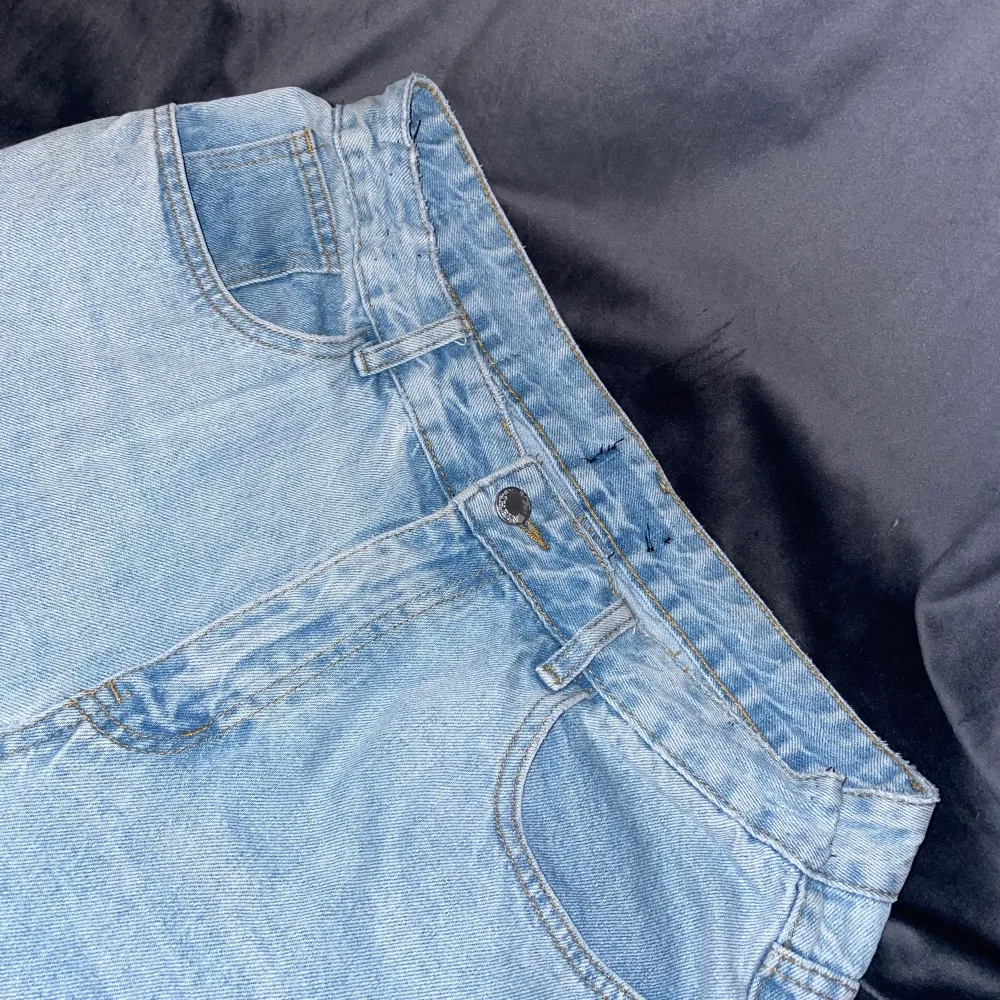 Ljusblå jeans med hål på knäna strl L💗 jätte fina och bekväma passar perfekt till våren och sommaren med ett snyggt skärp 🌸 säljer pågrund av att jag ej andvönder dem längre. Jeans & Byxor.
