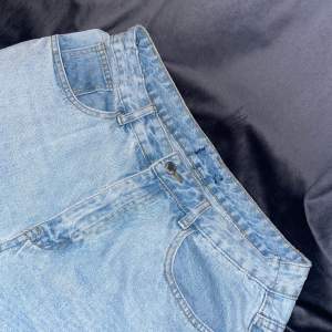 Ljusblå jeans med hål på knäna strl L💗 jätte fina och bekväma passar perfekt till våren och sommaren med ett snyggt skärp 🌸 säljer pågrund av att jag ej andvönder dem längre