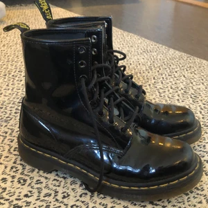 Dr Martens kängor - Superfina blanka kängor från Dr Martens, använda bara ett fåtal gånger! Säljer då dem är aningen för små i storleken för min del :)! 