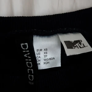 Svart tröja:) - Använd några ggr, har en hamburgare på. Mysigt matrieal bomull och polyester. Är från H&M