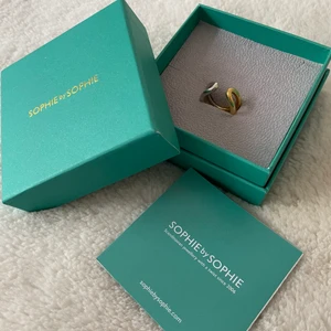 Sophiebysophie - En så fin ring från sophie by sophie! I äkta silver! Finns ej kvar att köpa på hemsidan! sparsamt använd och i väldigt fint skick😍❤️ inga repor eller skador. Köpt för cirka 1200kr. Box ingår i köpet!