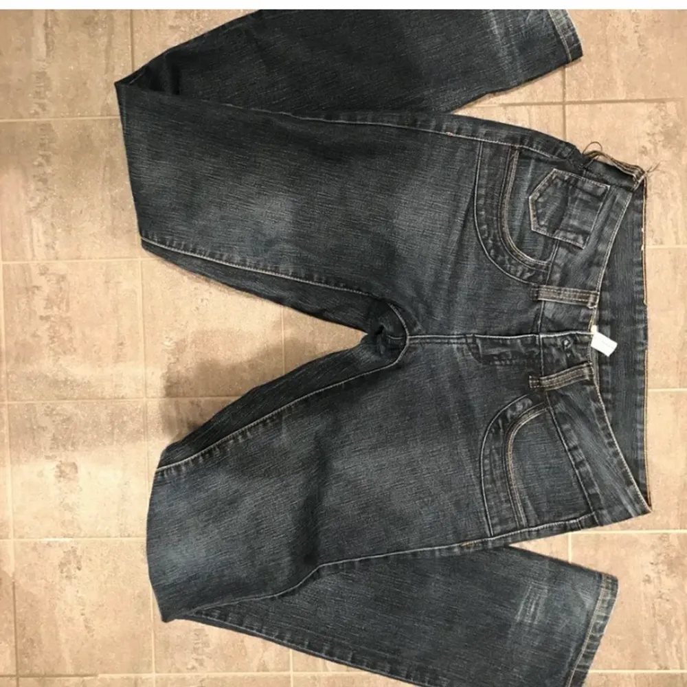 Så snygga lågmidjade bootcut jeans från vero Moda som inte används! De är i superbra skick, jag har själv aldrig använt de men de köptes second hand. Midjemått: 38 cm. Innerbenslängd: 82 cm. Jeans & Byxor.