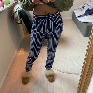 Tommy hillfiger byxor - Tommy hillfiger byxor. Fina. Vit och blå. Mid waist. Storlek 36.