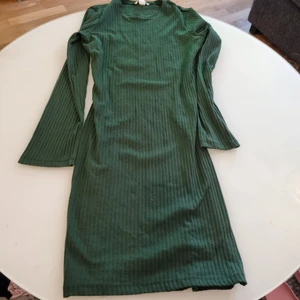 Gröna m köpte hm.klännig L blommig - Använd gröna 1 gång den blommiga är inte Använd 