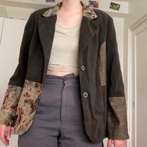 Patchwork kavaj - Kavaj med axelvadd (går lätt att klippa bort om så önskas) och härlig retro känsla. Säljer pga lite för stor 