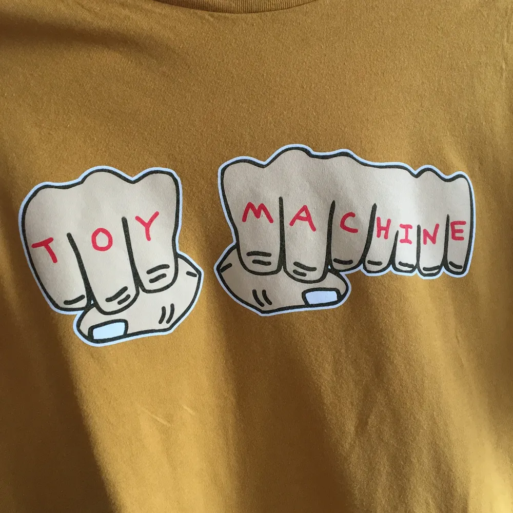 Toy Machines klassiska logga på en varmt gul t-shirt. Sjukt bekväm men fel storlek för mig. Large.. T-shirts.