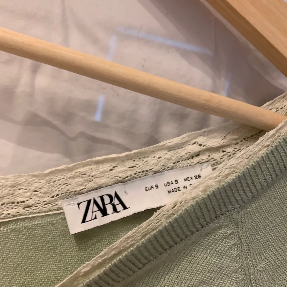 Asfin v-ringad grön stickad tröja med en liten vit kant från zara köpt i somras, säljs eftersom den inte kommit till användning så mkt! Passar s- liten m💕💕 . Stickat.