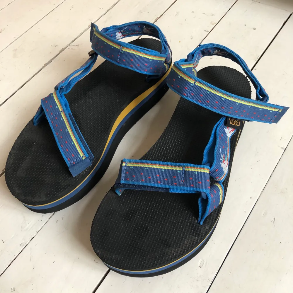 Teva sandaler med plattform. Köparen står för frakt . Skor.