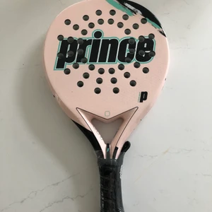 Prince Padelrack  - Säljer mitt sprillans nya Prince Quartz SQ padelrack! Nypris är 1700kr men jag säljer för 900kr 🎾 Kan hämtas i Örebro eller skickas med postnord 💓