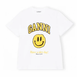 Ganni tshirt - Jätte fin ganni tröja som jag älskar men tvyör har tröttnat lite på❤️ andvända få gånger