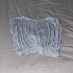 T-shirt - T-shirt ifrån bubbelroom i storlek XS den passar även S. Den ör babyblå. Den har snörre på ryggen. 