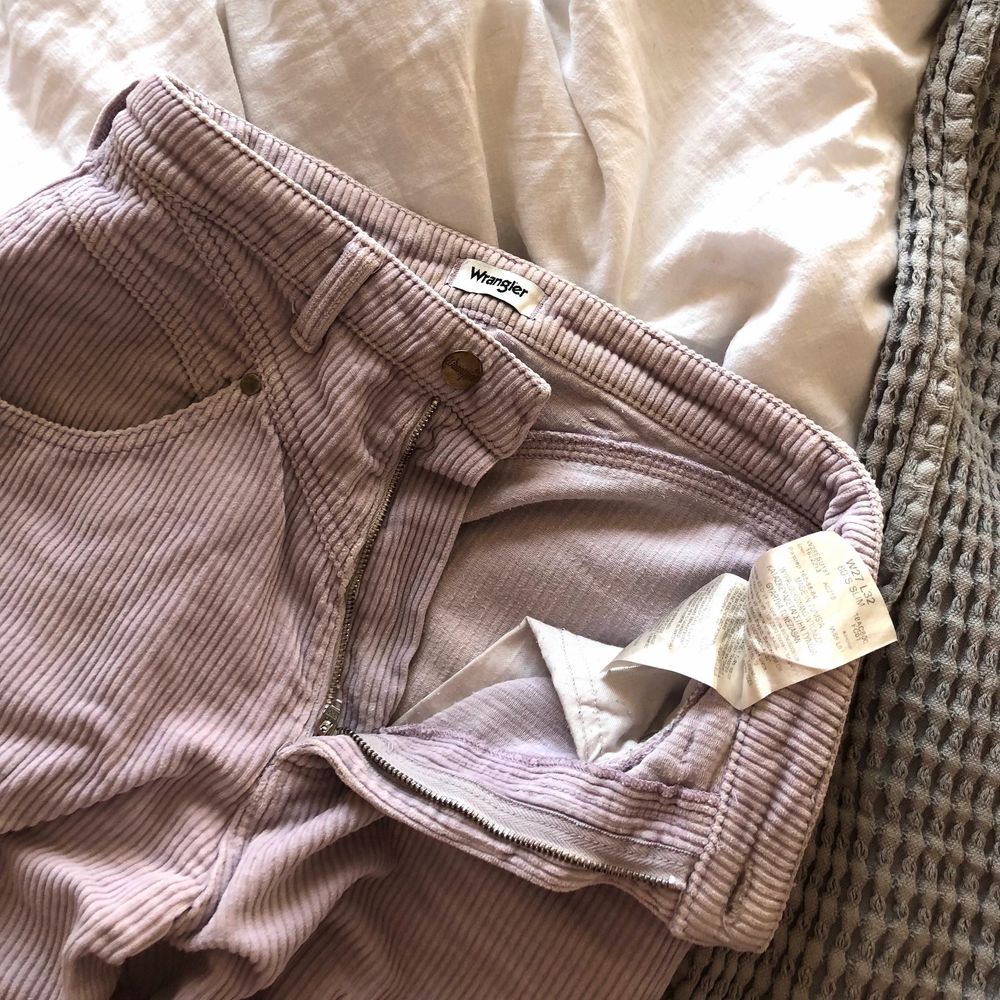 High waist jeans i medellängd, pastellfärgade lila/rosa. Nästan perfekt skick med någon enstaka fläck och opolerade metalldetaljer. Storlek W27 L32. Väldigt lena och mycket bra tygkvalitet. Använda. Modell: 80S SLIM. Jeans & Byxor.