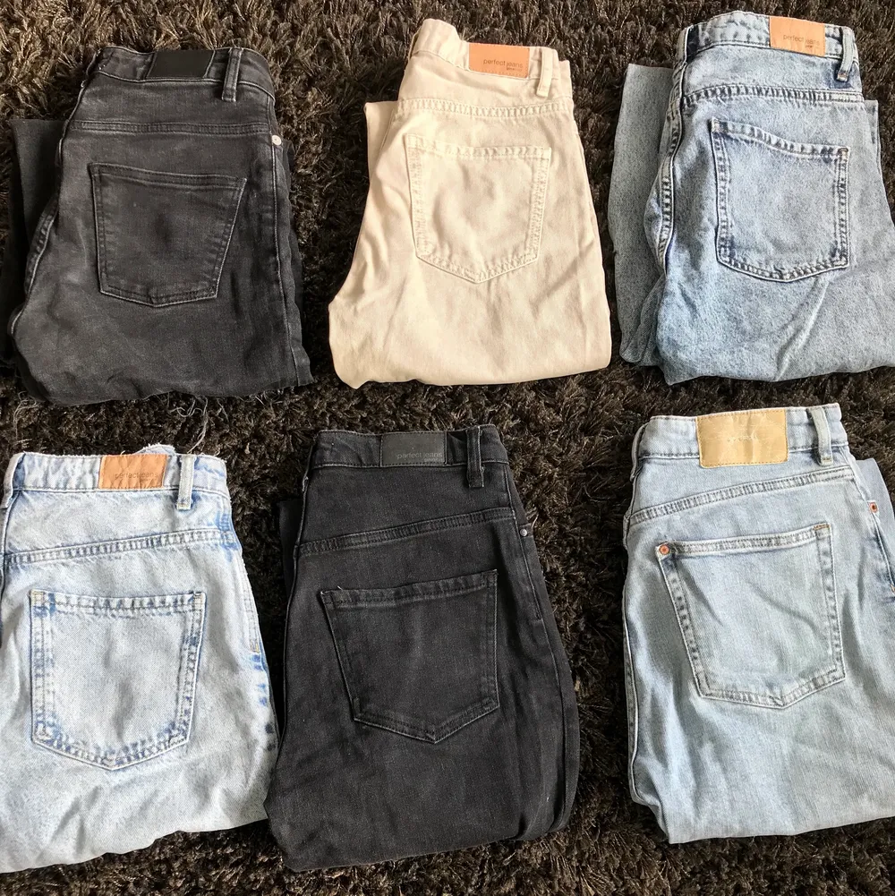 Säljer 6 par jeans då dom har blivit för små eller inte kommer till andvändning💕 fint skick på alla. Om man inte vill köpa alla kan vi komma överens om pris💕 säljer alla för 300kr + frakt. Storlek 32 34 och 36. Jeans & Byxor.