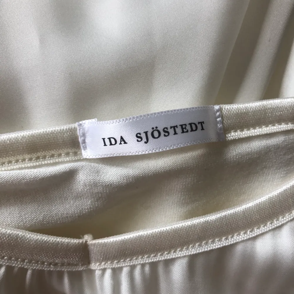 Oanvänd Ida Sjöstedt klänning i storlek M. Perfekt till studenten eller en sommarkväll🥂 spårbar frakt à 66kr tillkommer för bådas säkerhet🤍 Klänningen kostar 800 men pris kan diskuteras.. Klänningar.