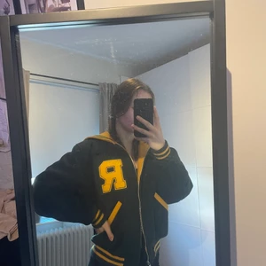 Varsity Jacka  - Säljer min vintage varsity jacka för att jag inte finner tillfälle att ha på mig den. Köpt från Beyond Retro för 700kr. Jackan är varm och passar bra för lite kyliga dagar. Bra kvalitet. Storlek S eventuellt M. Sitter dock oversized på mig. Jag är 169cm lång. Kan mötas upp i Göteborg. Frakt kan kosta olika. #retro #varsity Buda/Diskutera pris ;)
