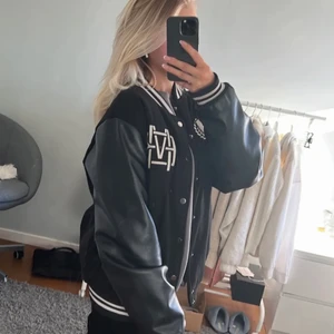 Collage jacka - Säljer vidare denna sjukt snygga collegejackan då den tyvärr var för stor för mig, den är i storlek L men funkar bra även till s och m. Jag som är ganska smal och oftast har storlek xs upplever bara att den är lite lite för stor för mig💛💛 Skriv privat för egna bilder😊