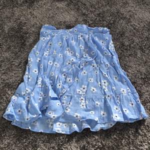 Jätte fin kjol, kan stryka den innan den postas. Normal lång alltså inte en knä kjol.