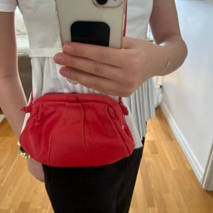 Väska - Väska från Arket. Superfin och går även att ha på axeln om man knyter läderbandet 💕💕 nypris ca 1300kr