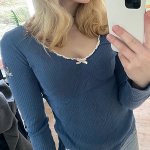 Odd Mollly - Denna tröja är enbart använd ett fåtal gånger. Den är figursydd så man får en fin midja. Den är storlek 0 vilket motsvarar xs-s