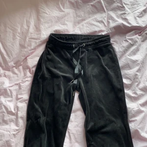 Gina byxor - Jättesköna och juciy liknande byxor från gina tricot! 💕 vid frågor eller om ni vill ha fler bilder är det bara att höra av sig💕 säljer för 100 kr + frakt💕