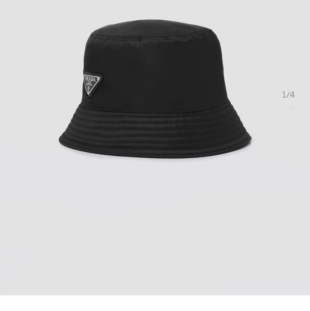 Säljer nu en helt äkta och ny Prada hatt, prislappen är fortfarande kvar ! Kontakta vid fler bilder eller info. Inköpt för 5300kr . Övrigt.