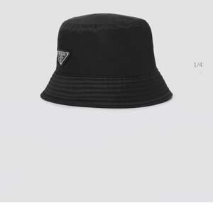 Säljer nu en helt äkta och ny Prada hatt, prislappen är fortfarande kvar ! Kontakta vid fler bilder eller info. Inköpt för 5300kr 